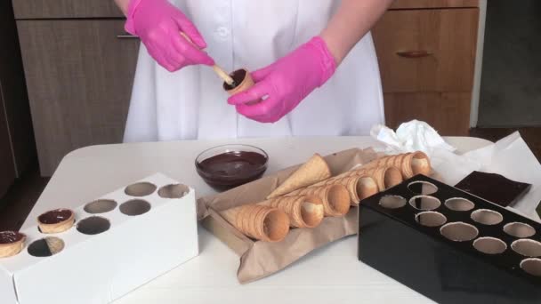 Μια Γυναίκα Πασαλείβει Κώνους Βάφλας Υγρή Σοκολάτα Φτιάχνει Ζαχαρωτά Κώνους — Αρχείο Βίντεο