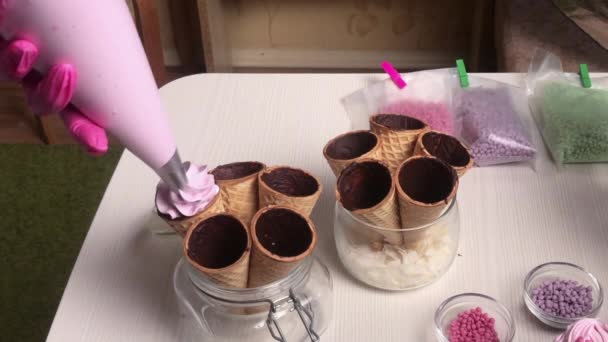 Bir Kadın Waffle Külahlarını Şekerle Dolduruyor Pasta Torbasıyla Boynuzlara Içeriden — Stok video