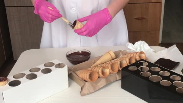 Una Donna Spalma Coni Cialde Con Cioccolato Liquido Mette Una — Video Stock