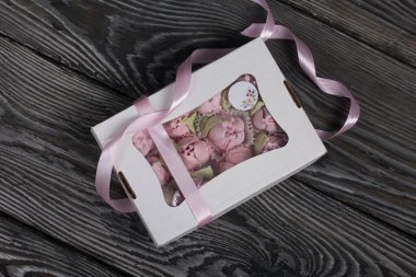 Hediye kutusunda ev yapımı marşmelov. Fiyonka bağlanmış bir kurdeleyle.