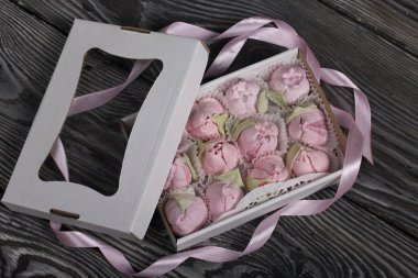 Hediye kutusunda ev yapımı marşmelov. Fiyonka bağlanmış bir kurdeleyle.