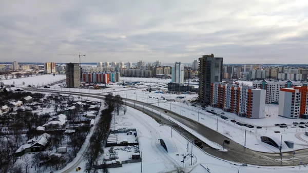 近代的な都市ブロックの建設現場 高層ビルの建設中 建設タワークレーン 冬の建設現場 日没時の空中写真 — ストック写真