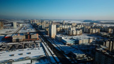 Şehir bloğu. Modern çok katlı binalar. Kış şehri manzarası. Hava fotoğrafçılığı.