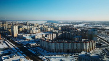 Şehir bloğu. Modern çok katlı binalar. Kış şehri manzarası. Hava fotoğrafçılığı.