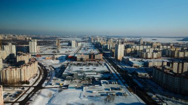 Şehir bloğu. Modern çok katlı binalar. Kış şehri manzarası. Hava fotoğrafçılığı.