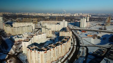 Şehir bloğu. Modern çok katlı binalar. Kış şehri manzarası. Hava fotoğrafçılığı.