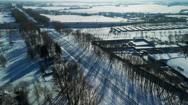 Obszar Przemysłowy Obrzeżach Miasta Budynki Fabryczne Pokryte Śniegiem Rury Fabryczne — Zdjęcie stockowe