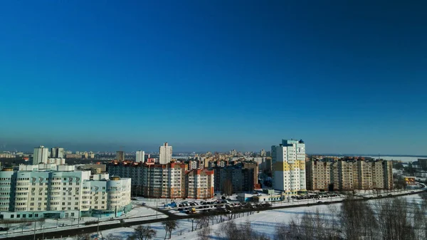 街区だ 近代的な複数階建ての建物 冬の街並み 空中写真 — ストック写真
