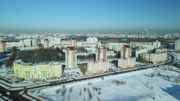 Şehir Merkezinden Çok Katlı Evler Kış Şehri Manzarası Hava Fotoğrafçılığı — Stok video