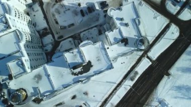 Şehir merkezinden. Çok katlı evler. Kış şehri manzarası. Kameralı uçuş. Hava fotoğrafçılığı.