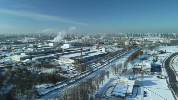 Budynki Fabryczne Pokryte Śniegiem Fabrycznie Palą Kominy Pobliżu Jest Kolej — Wideo stockowe