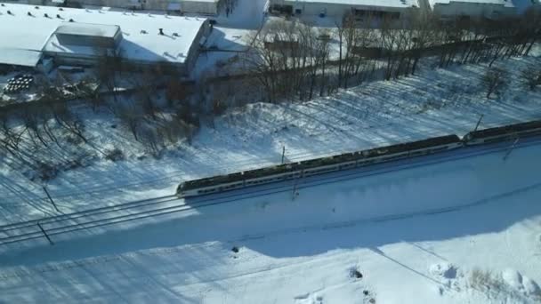 Flucht Über Die Eisenbahn Ein Zug Fährt Auf Den Schienen — Stockvideo