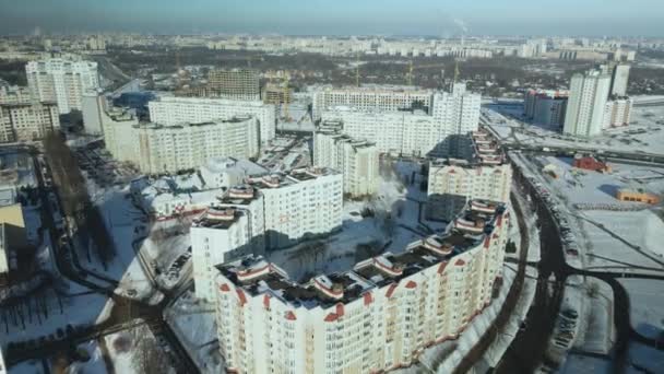 城市的四分之一 多层的房子 建造中的房屋和购物中心清晰可见 冬天的城市景观 空中摄影 — 图库视频影像