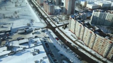 Şehir merkezinden. Çok katlı evler. İnşaat ve alışveriş merkezleri altında evler görülebilir. Kış şehri manzarası. Hava fotoğrafçılığı.