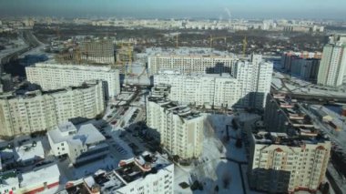 Şehir merkezinden. Çok katlı evler. İnşaat ve alışveriş merkezleri altında evler görülebilir. Kış şehri manzarası. Hava fotoğrafçılığı.