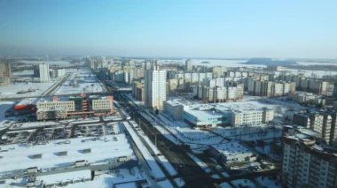 Şehir merkezinden. Çok katlı evler. İnşaat ve alışveriş merkezleri altında evler görülebilir. Kış şehri manzarası. Hava fotoğrafçılığı.