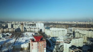 Şehir merkezinden. Çok katlı evler. İnşaat ve alışveriş merkezleri altında evler görülebilir. Kış şehri manzarası. Hava fotoğrafçılığı.