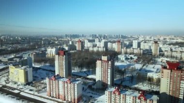 Şehir merkezinden. Çok katlı evler. İnşaat ve alışveriş merkezleri altında evler görülebilir. Kış şehri manzarası. Hava fotoğrafçılığı.