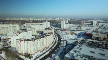 Şehir merkezinden. Çok katlı evler. İnşaat ve alışveriş merkezleri altında evler görülebilir. Kış şehri manzarası. Hava fotoğrafçılığı.