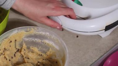 Bir kadın ısıtılmış waffle ızgarasını açar ve waffle 'ın hazır olup olmadığını kontrol eder. Gözleme ızgarasını kapatır. Kahvaltı hazırlığı. Yakın plan..