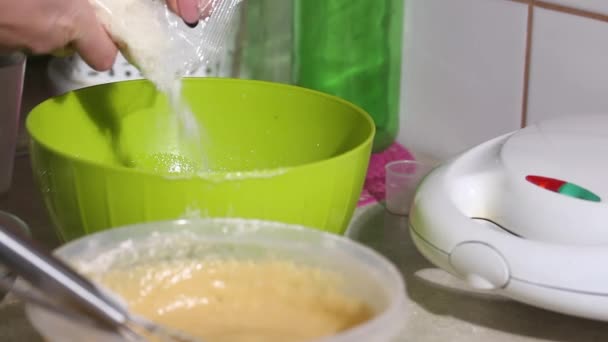 Una Donna Prepara Pasta Cialde Miscela Ingredienti Una Piastra Cialde — Video Stock