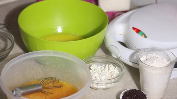 Uma Mulher Prepara Waffles Ovos Galinha Queijo Cottage Outros Ingredientes — Vídeo de Stock