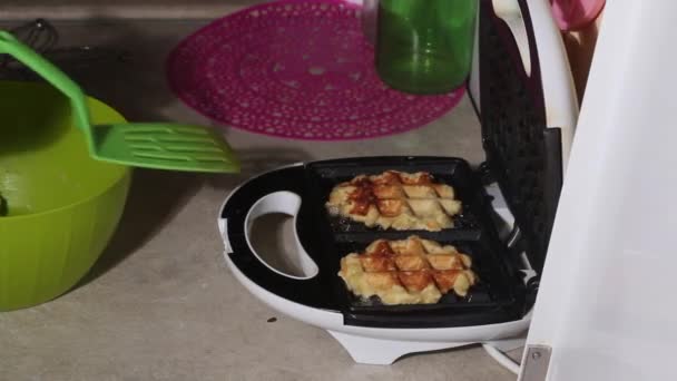 Een Vrouw Opent Een Elektrisch Wafelijzer Verplaatst Gebakken Wafels Naar — Stockvideo