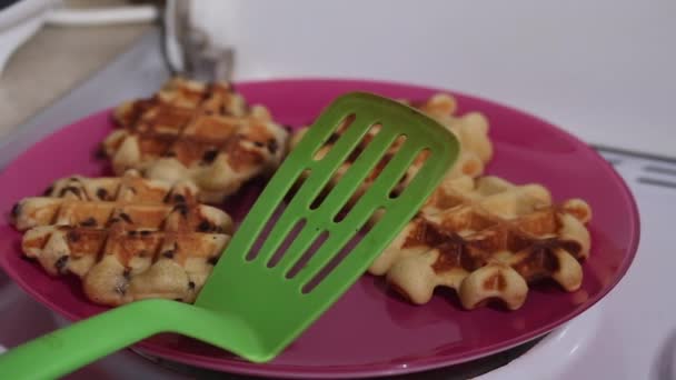 在盘子里新做的华夫饼 早餐准备 后续行动 — 图库视频影像