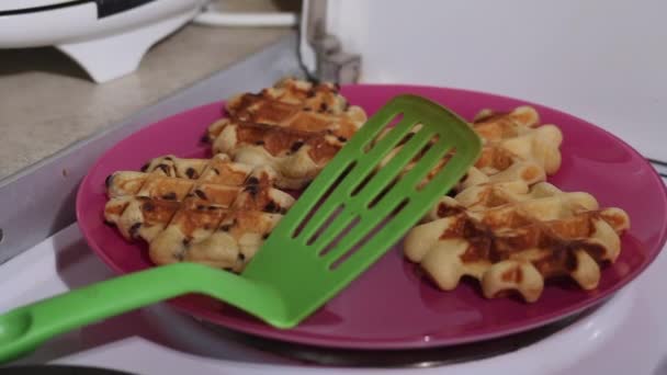 Vers Gebakken Wafels Een Bord Ontbijtvoorbereiding Close — Stockvideo