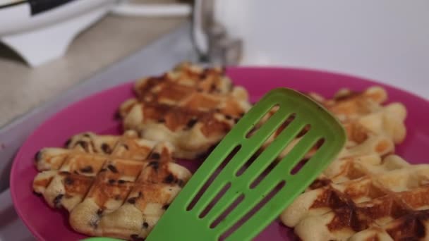 Vers Gebakken Wafels Een Bord Naast Het Elektrische Wafelijzer Ontbijtvoorbereiding — Stockvideo