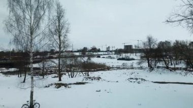 Kışın şehir parkı. Kış şehri manzarası. Hava fotoğrafçılığı.