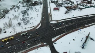 Büyük bir şehrin banliyösü. Şehir Parkı. Yoğun trafiği olan şehir otoyolu. Kış şehri manzarası. Hava fotoğrafçılığı.
