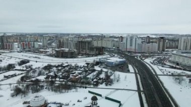 Büyük bir şehrin banliyösü. Şehir Parkı. Yoğun trafiği olan şehir otoyolu. Kış şehri manzarası. Hava fotoğrafçılığı.