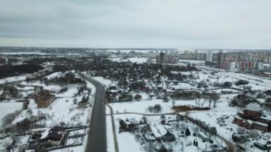 Büyük bir şehrin banliyösü. Şehir Parkı. Yoğun trafiği olan şehir otoyolu. Kış şehri manzarası. Hava fotoğrafçılığı.