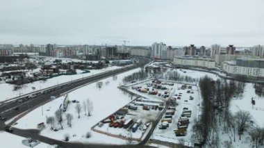 Büyük bir şehrin banliyösü. Şehir Parkı. Yoğun trafiği olan şehir otoyolu. Kış şehri manzarası. Hava fotoğrafçılığı.
