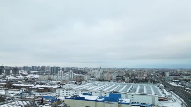 Předměstí Velkého Města City Park Městská Dálnice Rušným Provozem Zimní — Stock video
