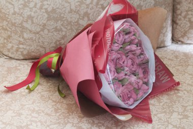 Bir buket marşmelov. Zephyr çiçekleri. El işi kağıdına sarılmış.