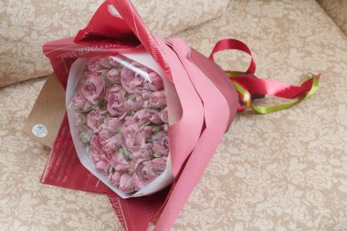 Bir buket marşmelov. Zephyr çiçekleri. El işi kağıdına sarılmış.