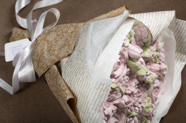 Bir buket marşmelov. Zephyr çiçekleri. El işi kağıdına sarılmış.