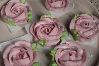 Şekerlemelerden güller. Zephyr çiçekleri. Üzerine pudra şekeri serpilmiş..