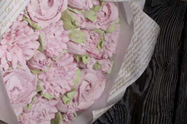 Bir buket marşmelov. Zephyr çiçekleri. El işi kağıdına sarılmış. Yakın plan..