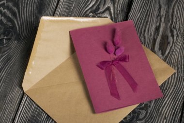 Ağaç dalları ve bir zarfla dolu tebrik kartı. Çam ağacından yapılmış. Yakın plan..