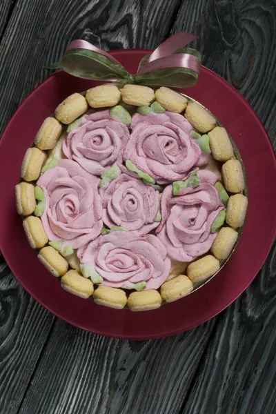 Kue Dengan Kue Savoiardi Dan Mawar Marshmallow Terikat Dengan Pita — Stok Foto