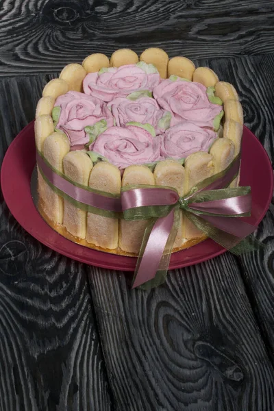 Pastel Con Galletas Savoiardi Rosas Malvavisco Atado Con Cinta Cinta — Foto de Stock