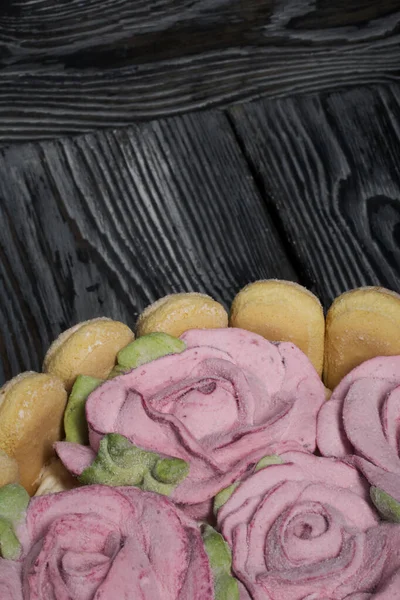 サヴォワールディのクッキーとマシュマロのバラとケーキ — ストック写真