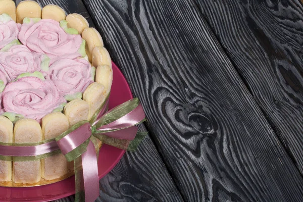 サヴォワールディのクッキーとマシュマロのバラとケーキ リボンで結ばれている リボンは弓に結ばれています — ストック写真