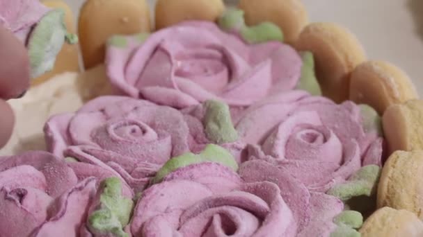 Uma Mulher Decora Bolo Com Rosas Marshmallow Bolo Com Biscoitos — Vídeo de Stock