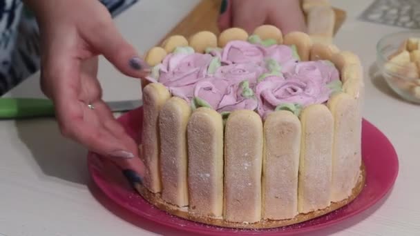 Kobieta Ozdabia Ciasto Piankowymi Różami Ciasto Ciasteczkami Savoiardi Różami Piankowymi — Wideo stockowe