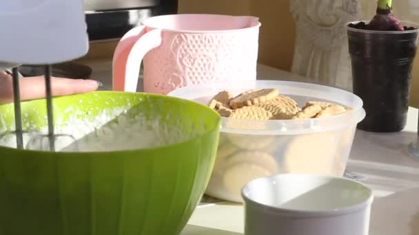 一个女人做奶油当蛋糕 配上意式甜饼和棉花糖玫瑰 这些配料放在桌子上 后续行动 — 图库视频影像