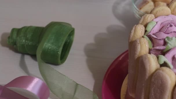 用棉花糖玫瑰装饰的蛋糕 配上意式甜饼和棉花糖玫瑰 装饰用缎带 后续行动 — 图库视频影像